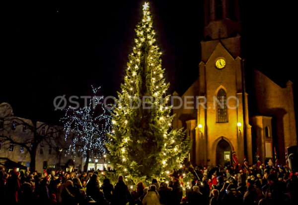 Julegrantenning foran Moss kirke, Moss - Østfoldbilder.no