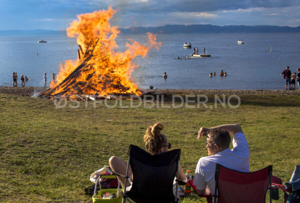 Sankthansbål på Tronvikstranda, Jeløy - Østfoldbilder.no