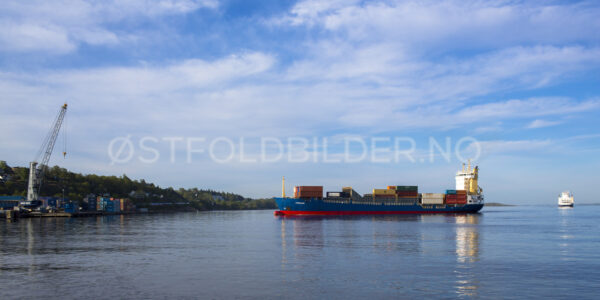 Containerskip på vei inn til Moss Havn - Østfoldbilder.no